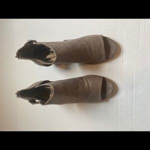 Carlos Santana Women's Suede Open Toe sz 8 Tan